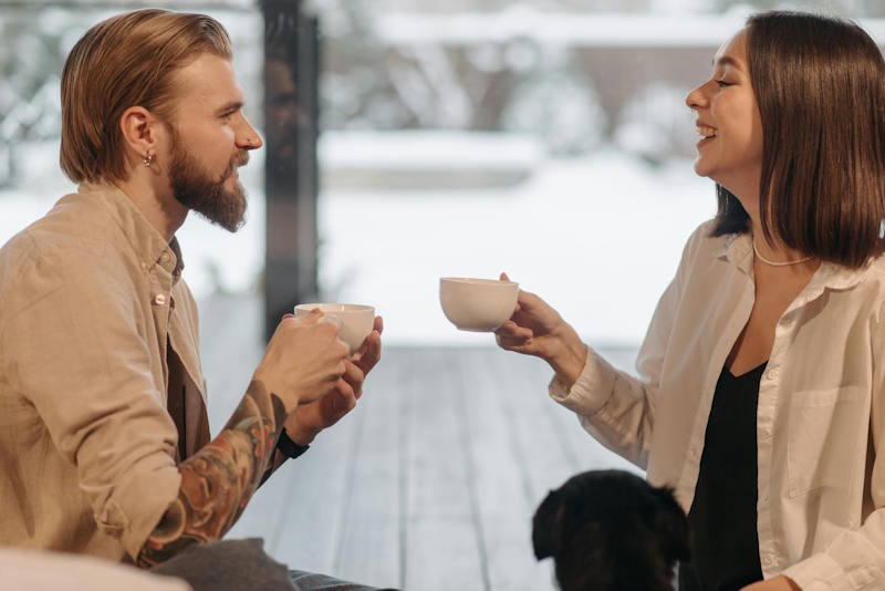 Un homme et une femme profitant d’un café ensemble, illustrant une rencontre en personne avec l’ex au moment parfait