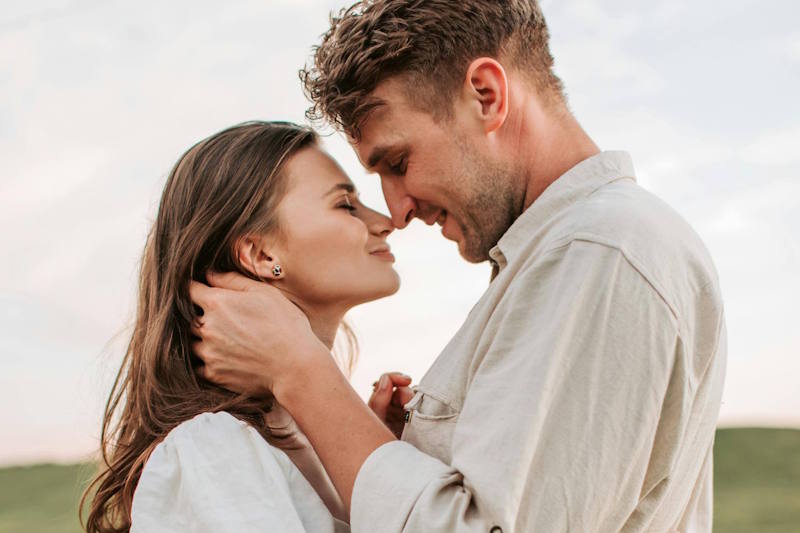 Couple qui se serre dans les bras et se regarde tendrement, illustrant la reconstruction de l’amour et de la confiance après une crise de couple